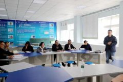 教学现状并针对课堂教学情况进行了细致的指导和交流